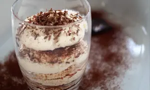 Deser z mascarpone, posypany kakao i wiórkami czekolady. Pyszny, choć warto pamiętać o jego mascarpone kcal.