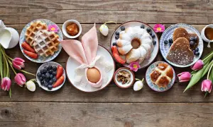 Wielkanocny brunch: gofry, babka, naleśniki, owoce, orzechy i tradycyjne pieczywo. Idealny pomysł na to, brunch co to.