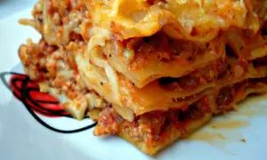 Pyszna, warstwowa lasagne z mięsem mielonym. Prosty przepis na domowy obiad, który zachwyci każdego.