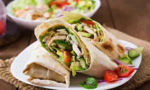 Dwa sycące wrapy z kurczakiem, awokado i warzywami. Idealne na szybki lunch, inspiracja do tortilla przepisy na nadzienie.
