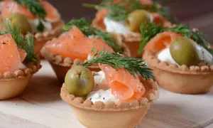 Eleganckie przystawki na komunię: kruche babeczki z łososiem, serkiem, oliwką i koperkiem.