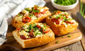 Pyszne zapiekanki z airfryer: chrupiące bagietki z serem, pomidorkami i szczypiorkiem. Idealne na szybką przekąskę.