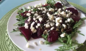 Prosta sałatka z buraków gotowanych z serem feta i pestkami dyni na rukoli.