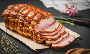 Pokrojona w plastry, uwędzona szynka, gotowa do podania. Idealna na kanapki, po hartowanie szynki po parzeniu nabiera wyjątkowego smaku.
