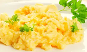 Puszysta jajecznica, idealna na śniadanie. Dowiedz się, jak zrobić jajecznicę, która zachwyci smakiem i konsystencją.