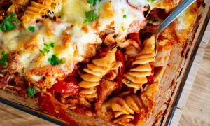 Aromatyczna zapiekanka makaronowa z kurczakiem, która zachwyca smakiem