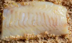 Filet ryby w panierce panko, gotowy do smażenia. Panko to japońska bułka tarta, która nadaje potrawom chrupkość.