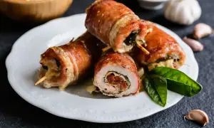 Roladki schabowe pieczone w naczyniu, zawinięte w boczek, z nadzieniem ze szpinaku i suszonych pomidorów.