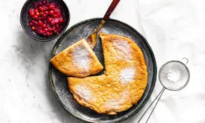 Słodki omlet posypany cukrem pudrem, podany z żurawiną. Idealny przepis na omlet na słodko.