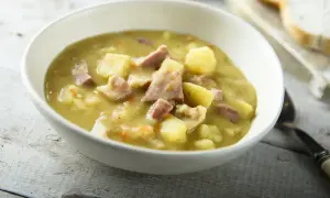 Gęsta, sycąca zupa grochowa przepis babci z ziemniakami i wędzonym boczkiem. Idealna na chłodne dni.