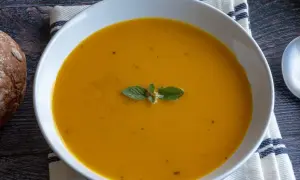 Aksamitna marchwianka z miętą, podana z chrupiącym chlebem. Idealna na chłodne dni.