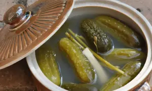 Ogórki małosolne w kamionkowym naczyniu, gotowe do fermentacji. Zalewa do ogórków małosolnych pachnie świeżością.