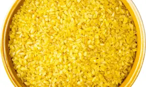 Złocista kasza bulgur w ceramicznej misce, gotowa do przygotowania pysznego posiłku.