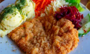 Kotlet schabowy z ziemniakami i surówkami. Sekret jak zrobić kotlety schabowe żeby były miękkie tkwi w panierce i smażeniu.
