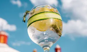 Orzeźwiający drink z cytryną, ogórkiem i rozmarynem. Idealny na lato, wypróbuj nasz przepis na limoncello spritz!