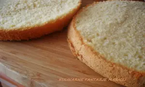 Dwa puszyste krążki biszkoptu z 4 jaj, który zawsze wychodzi. Idealny do tortów i deserów.
