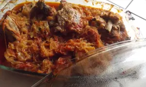 Pyszne żeberka w kapuście kiszonej w piekarniku, gotowe do podania.