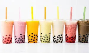 Kolorowe bubble tea w kubkach, idealne na lato. Dowiedz się, jak zrobić bubble tea w domu!