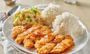 Chrupiący kurczak w panko polany sosem, podany z ryżem i sałatką makaronową. Pyszny obiad gotowy!