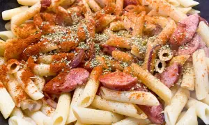 Prosta zapiekanka makaronowa z kiełbasą, która zachwyci każdego smakosza