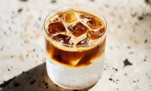 Orzeźwiająca kawa z tonikiem, z kostkami lodu i ciemnym espresso, idealna na upalny dzień.