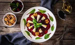 Carpaccio z buraka z serem feta, orzechami i ziołami, polane oliwą i octem balsamicznym. Idealny sos do carpaccio z buraka podkreśla smak dania.