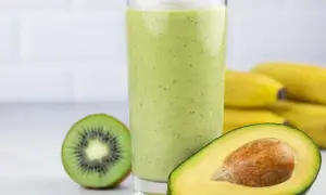 Zielony koktajl z awokado, kiwi i bananów w szklance.