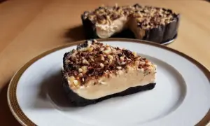 Rewelacyjne ciasto Reese's bez pieczenia z masłem orzechowym i czekoladą
