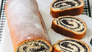 Stary przepis babci na makowiec. Puszysty, oprószony cukrem pudrem, z bogatym nadzieniem makowym.