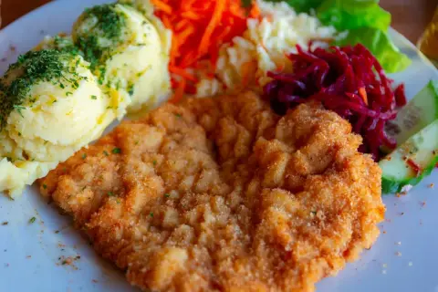 Kotlet schabowy z ziemniakami i surówkami. Sekret jak zrobić kotlety schabowe żeby były miękkie tkwi w panierce i smażeniu.
