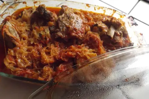 Pyszne żeberka w kapuście kiszonej w piekarniku, gotowe do podania.