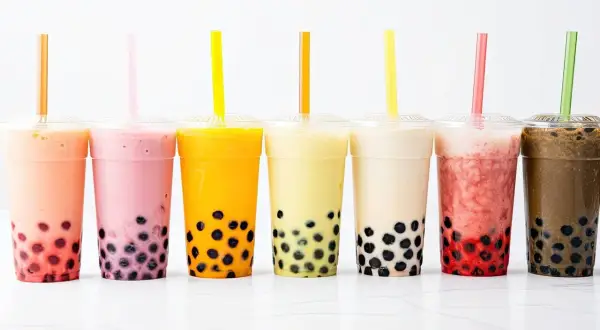Kolorowe bubble tea w kubkach, idealne na lato. Dowiedz się, jak zrobić bubble tea w domu!