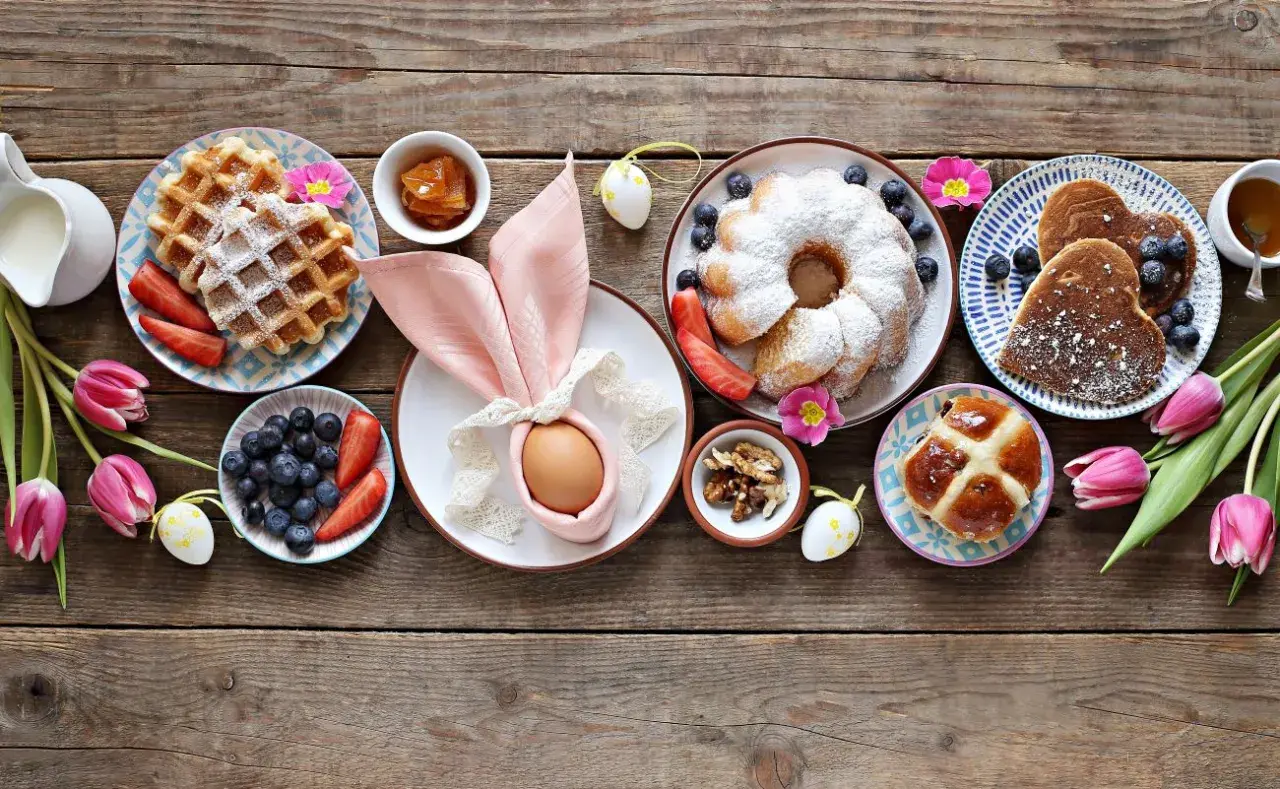 Wielkanocny brunch: gofry, babka, naleśniki, owoce, orzechy i tradycyjne pieczywo. Idealny pomysł na to, brunch co to.