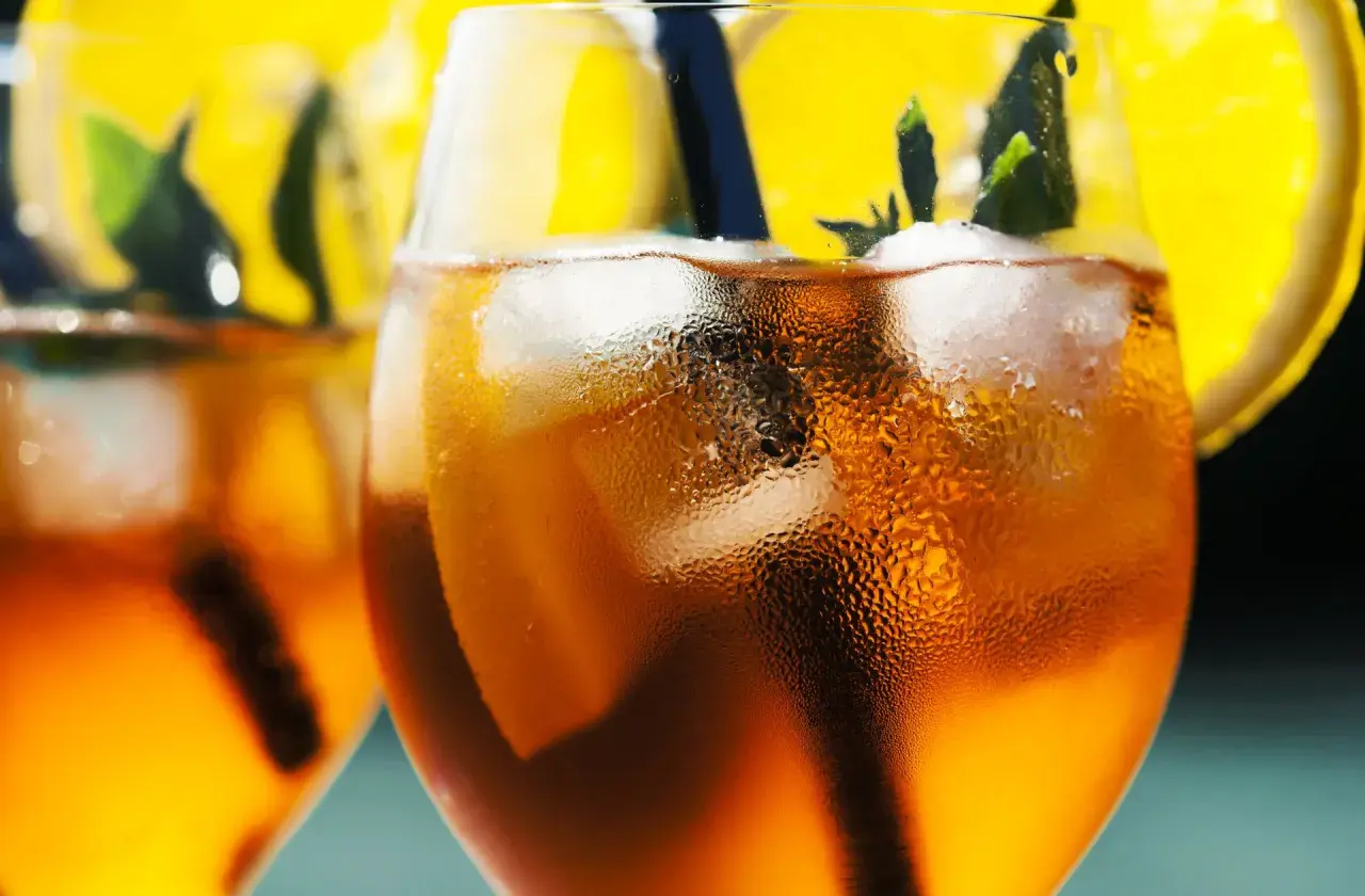 Orzeźwiający Aperol Spritz z pomarańczą i miętą. Idealny aperitif, prosty aperol przepis na lato.