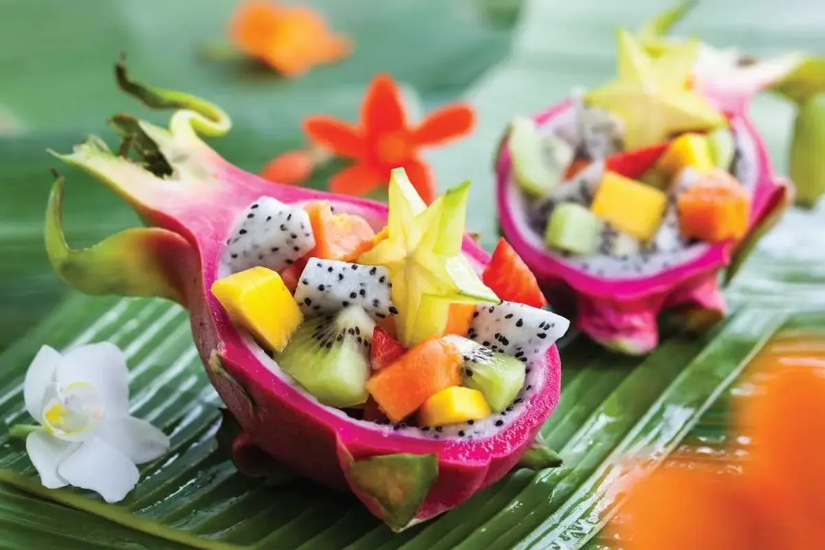 Owocowa uczta w łupinie pitai: kawałki białej pitai, kiwi, mango i gwiazdki karamboli.