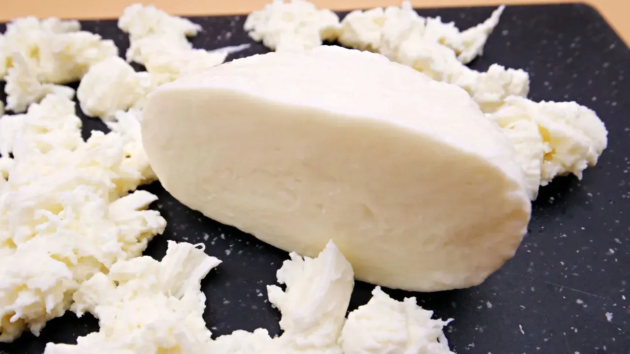 Kawałek świeżej mozzarelli, otoczony postrzępionymi kawałkami sera. Idealny do sałatek, a jego mozzarella kcal sprawia, że jest zdrowym wyborem.