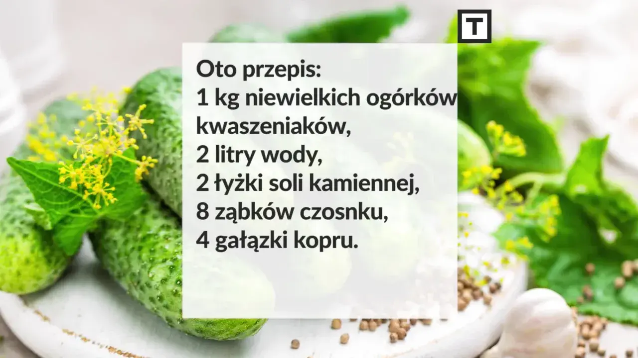 Przepis na ogórki małosolne: 1 kg ogórków, 2 litry wody, 2 łyżki soli kamiennej, czosnek i koper. Idealna ilość soli na litr wody do ogórków małosolnych.