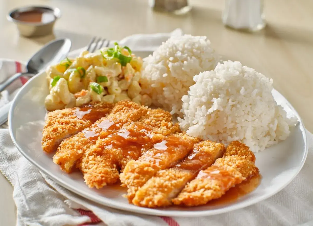 Chrupiący kurczak w panko polany sosem, podany z ryżem i sałatką makaronową. Pyszny obiad gotowy!