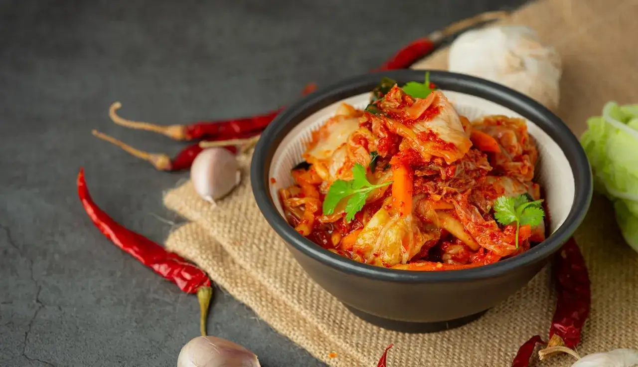 Misternie przygotowane kimchi, czyli co to jest? Pikantna kapusta z czosnkiem i papryczkami chili.