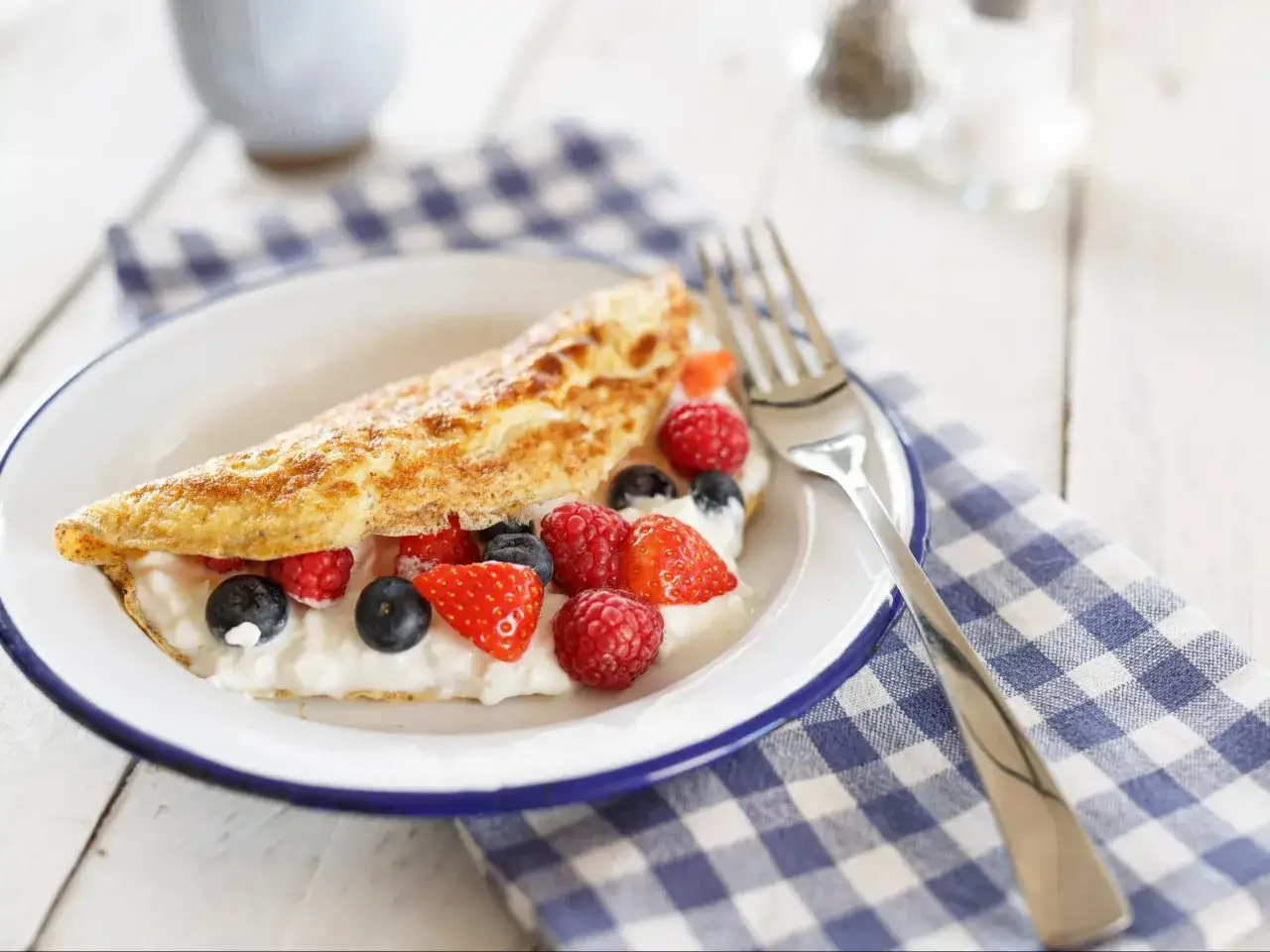 Słodki omlet z twarożkiem i owocami leśnymi, idealny na śniadanie. Ten przepis na omlet na słodko zachwyci każdego!