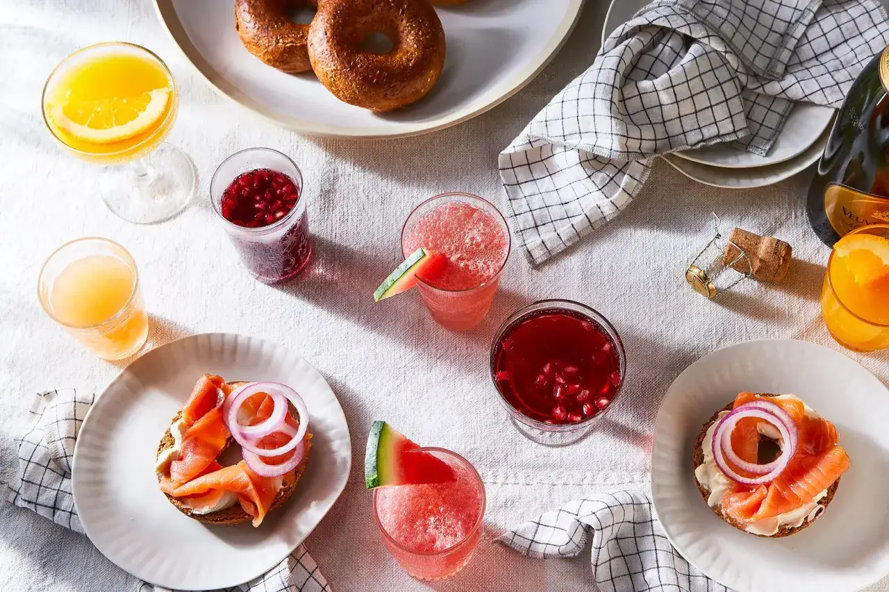 Idealny brunch co to? Bagiel z łososiem, napoje i szampan.