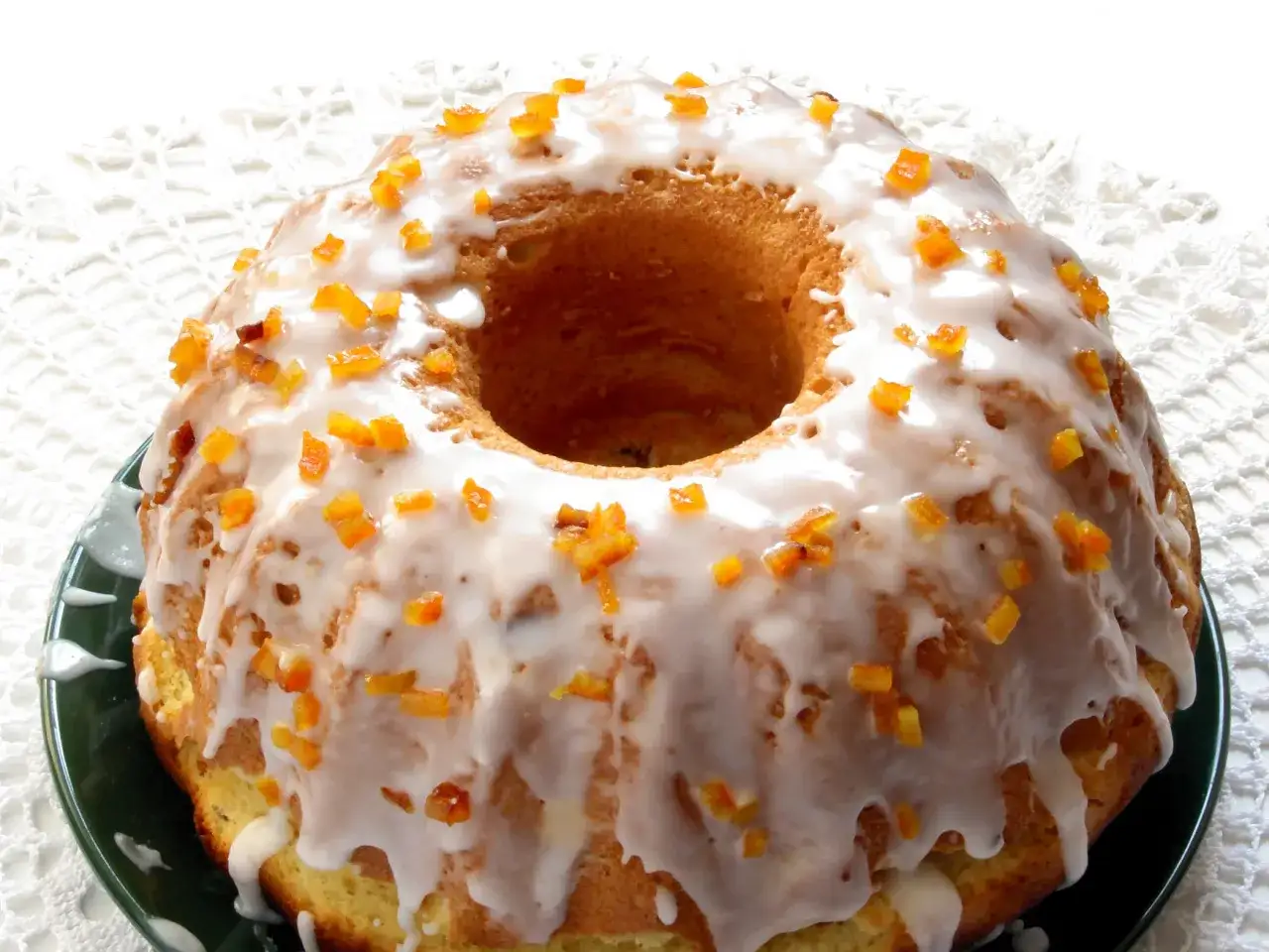 Pyszna babka z lukrem i kandyzowaną skórką pomarańczową, idealna na święta. Ten przepis na babkę zachwyci każdego!
