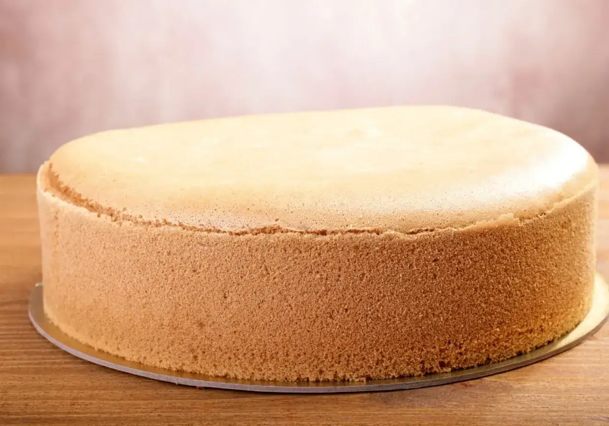 Idealny biszkopt z 4 jaj, puszysty i lekki, który zawsze się udaje. Idealna baza do tortów i deserów.