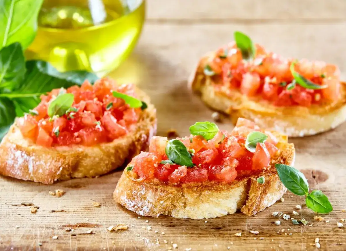 Bruschetta z pomidorami i mozzarellą: chrupiące grzanki z soczystymi pomidorami i świeżą bazylią. Idealny przepis na szybką przekąskę.