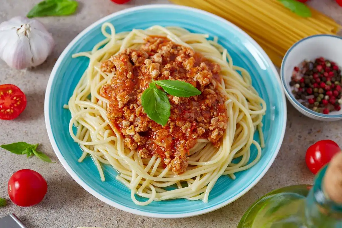 Pyszne spaghetti bolognese, idealne na obiad. Dowiedz się, jak zrobić spaghetti krok po kroku!