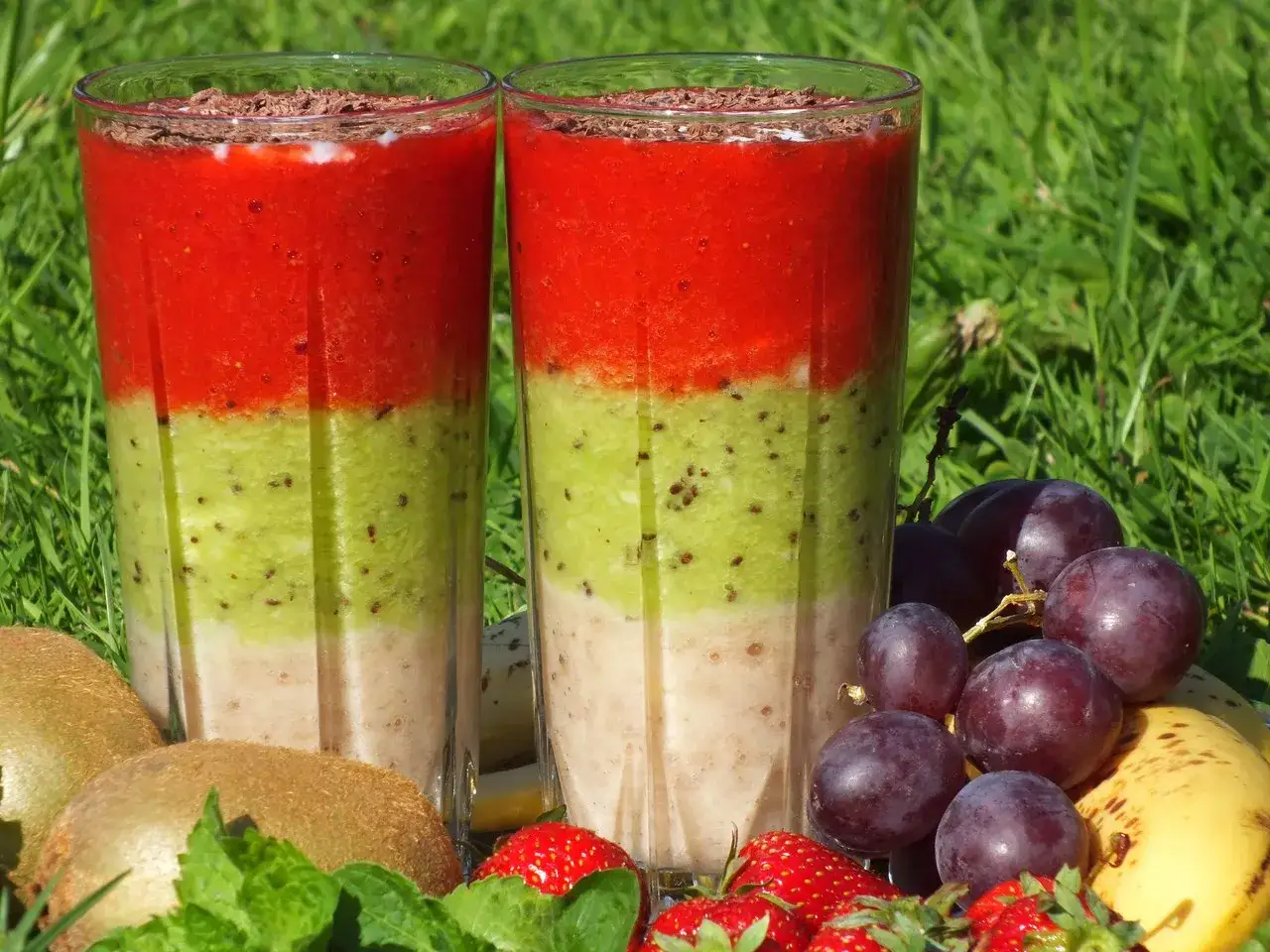 Warstwowe smoothie z truskawkami, kiwi i bananem. Idealne na lato, zainspiruj się tymi smoothie przepisami!