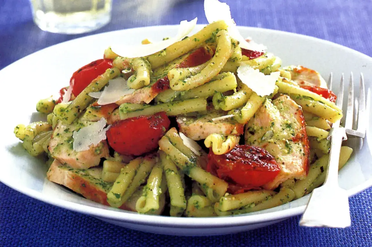 Makaron z kurczakiem, pomidorkami i parmezanem, polany aromatycznym makaronem z pesto ze słoika. Pyszne danie gotowe w mig!