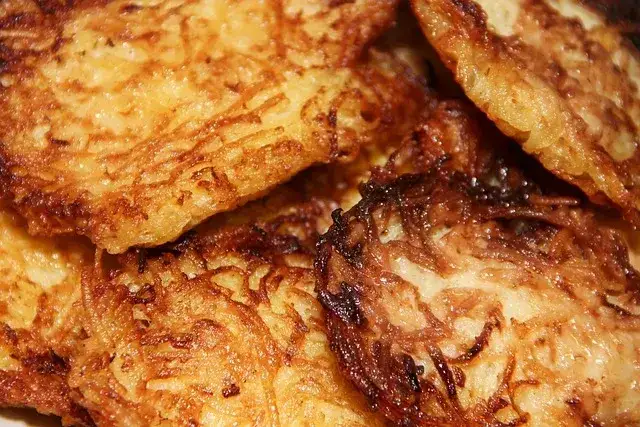 Zdjęcie Jak podgrzać placki ziemniaczane w piekarniku, aby były chrupiące