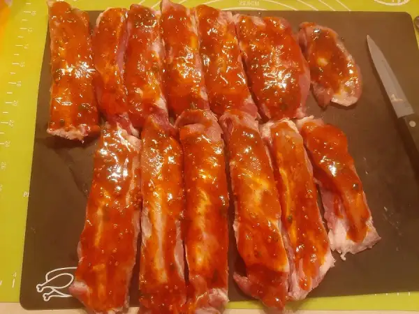 Ile piec żeberka w piekarniku, aby były soczyste i miękkie?