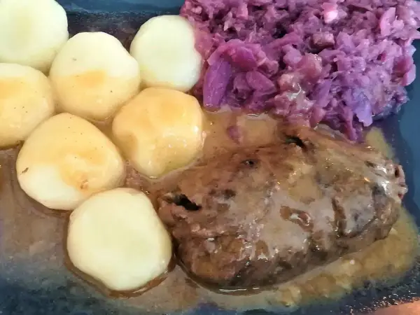 Rolada śląska w sosie, podana z kluskami śląskimi i czerwoną kapustą. Pyszny, tradycyjny obiad.